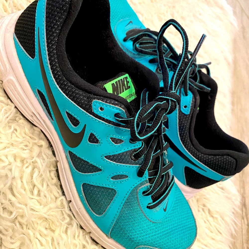 NIKE Revolutions 2